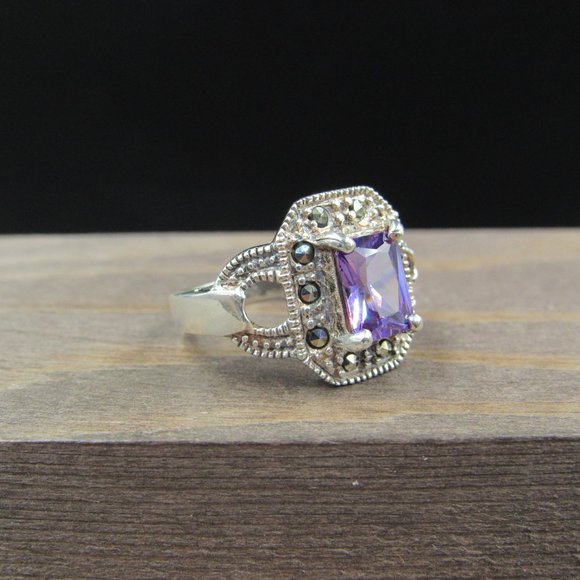Size 6 Sterling Silver Marvelous Purple CZ Ring - Picture 3 of 8